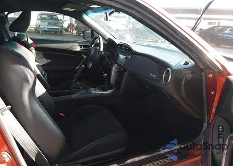 2015 Scion Fr-S z USA, uszkodzony, nr VIN JF1ZNAA13F9702152